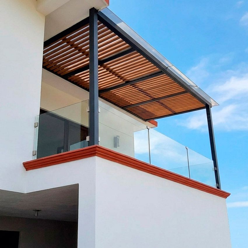 Pérgola de acero con cubierta de vidrio templado filtrasol instalada sobre una terraza